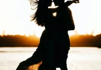 爱情图片(两个情侣刚在一起)