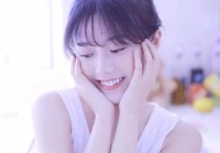 聊天哄女孩子开心100句(自己应怎样来说好话来哄她开心呀)