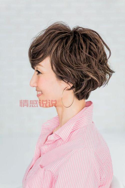 2022年40岁女人发型流行趋势：最新短发与烫发款式