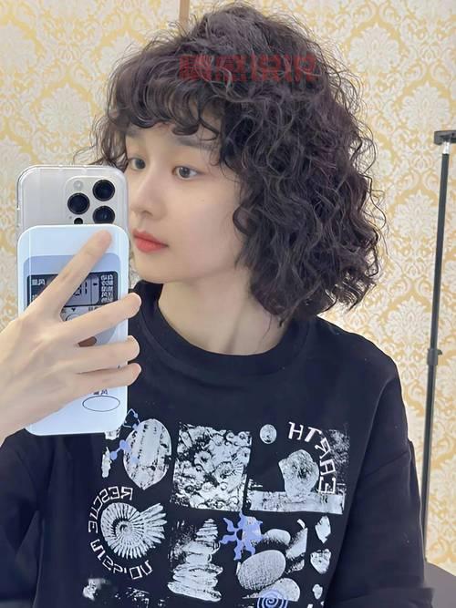 2022年40岁女人发型流行趋势：最新短发与烫发款式