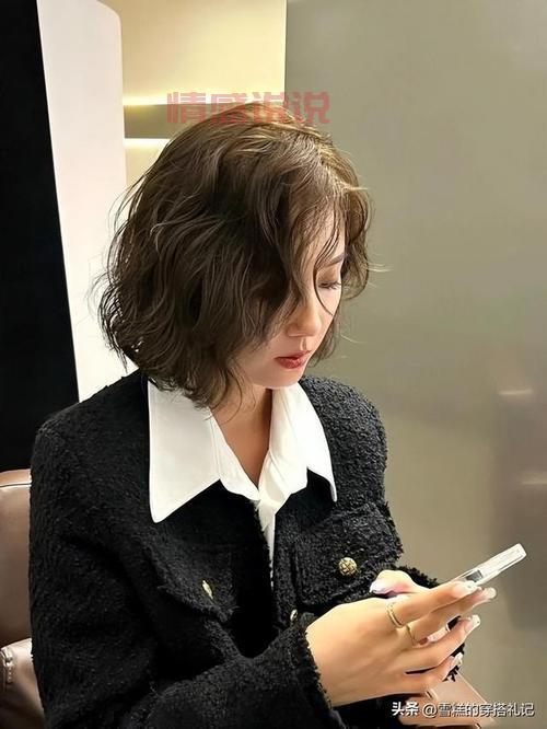 2022年40岁女人发型流行趋势：最新短发与烫发款式