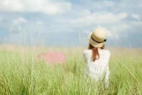 伤感文案让人心疼的句子(能否推荐十首你喜欢的伤感歌曲)