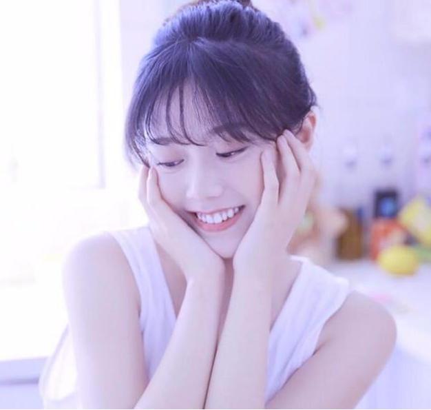 聊天哄女孩子开心100句(自己应怎样来说好话来哄她开心呀)