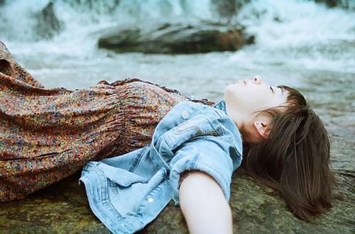 唯美伤感说说配图(葬花吟里唯美伤感的经典句子)