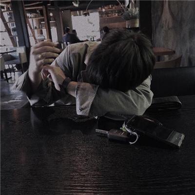 伤感的情感语录男生(一个男人为一个女人流泪)